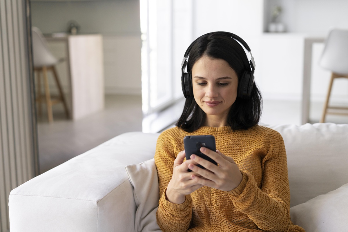 O que a psicologia diz sobre quem prefere escrever mensagens em vez de mandar áudios no WhatsApp