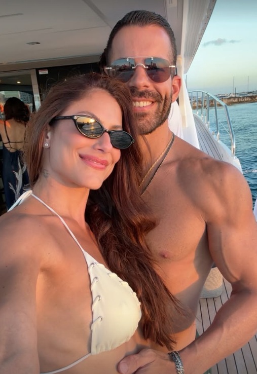 Mari Gonzalez e Pipo Marques curtem passeio de lancha em Salvador com a família; veja fotos