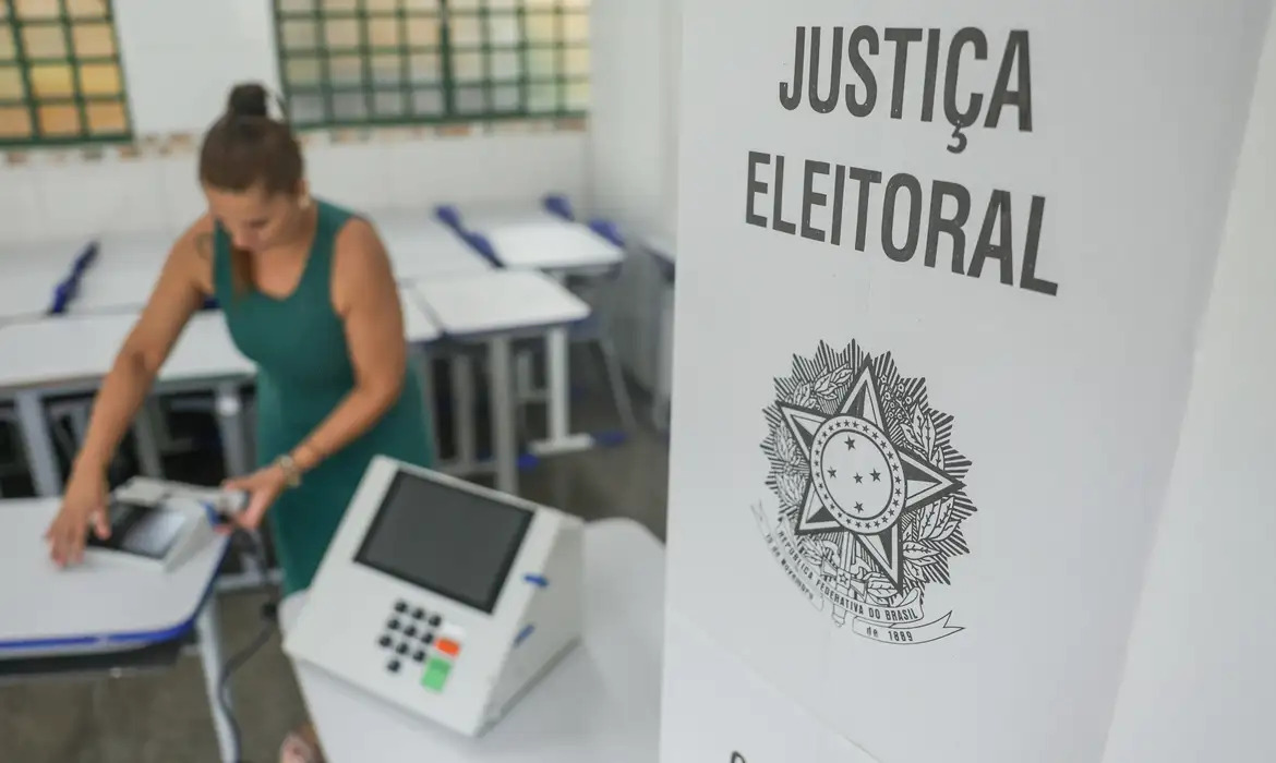 Eleições 2026: TSE substitui 900 urnas eletrônicas durante segundo turno neste domingo (25)