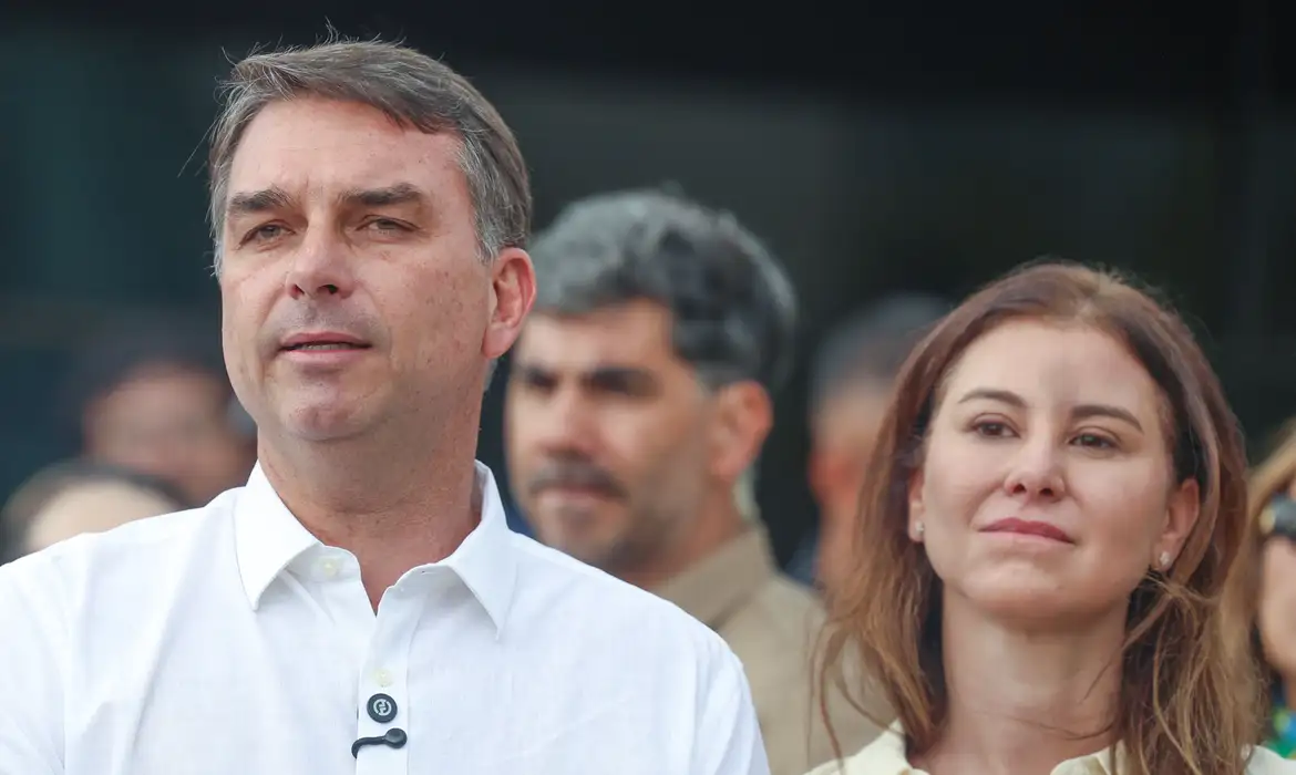 Flávio Bolsonaro chega a Miami com a família após deixar o Brasil pela fronteira com a Argentina