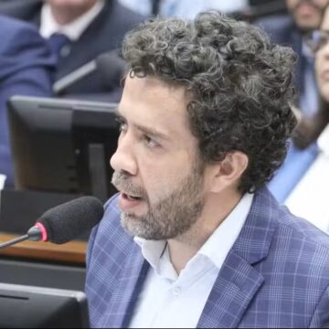 Janones perde 160 mil votos, mas se reelege deputado federal por Minas Gerais
