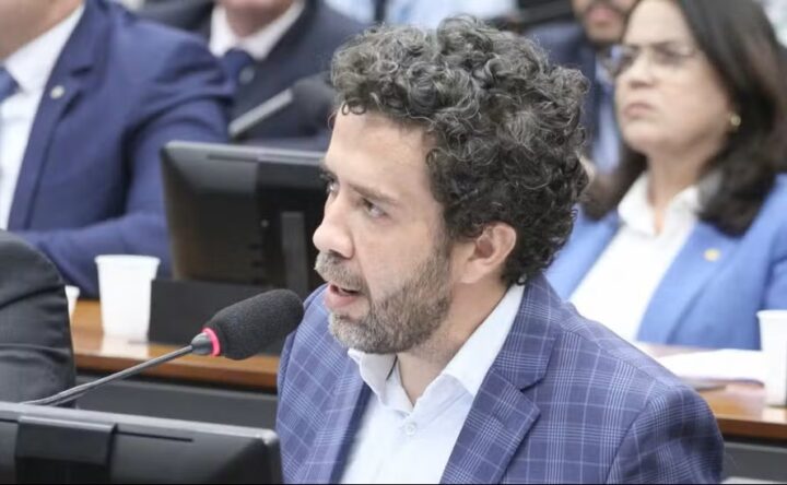 Janones perde 160 mil votos, mas se reelege deputado federal por Minas Gerais