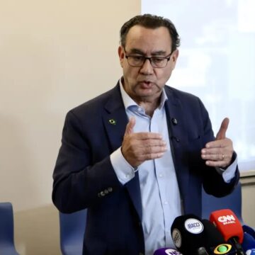 Augusto Cury vota no interior de São Paulo e diz que “pode haver uma surpresa”