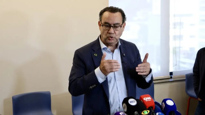 Augusto Cury vota no interior de São Paulo e diz que “pode haver uma surpresa”