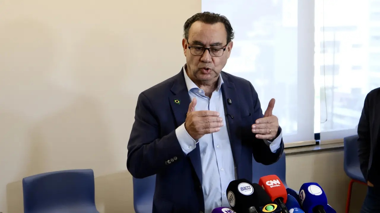 Augusto Cury vota no interior de São Paulo e diz que “pode haver uma surpresa”
