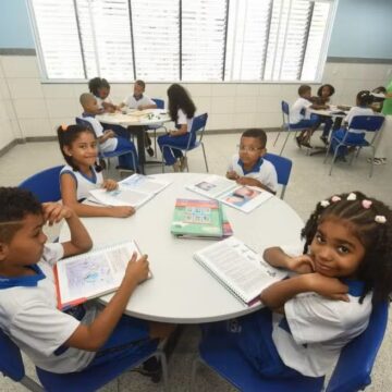 Salvador antecipa feriado escolar do Dia do Professor e alunos terão quatro dias de folga