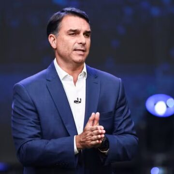 Após derrota na eleição, Flávio Bolsonaro ficará sem cargo público pela primeira vez em 24 anos