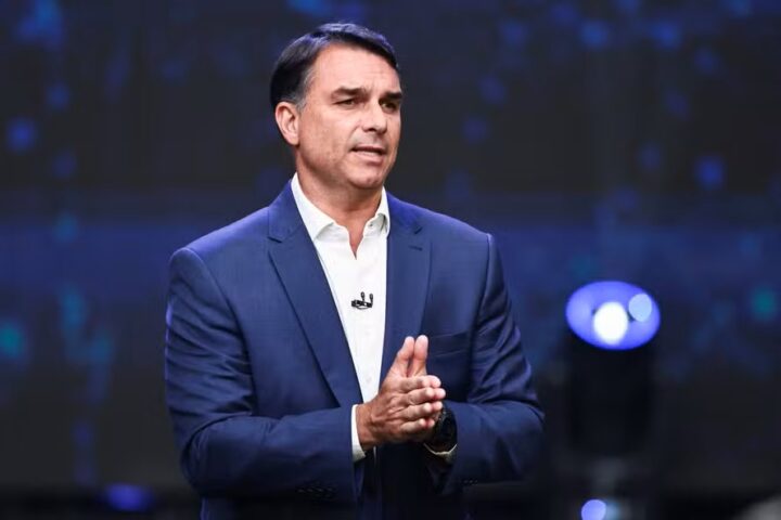 Após derrota na eleição, Flávio Bolsonaro ficará sem cargo público pela primeira vez em 24 anos
