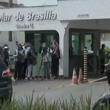 Liberado por Moraes, Flávio Bolsonaro visita o pai, Jair Bolsonaro, após três meses