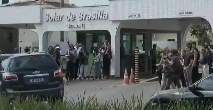 Liberado por Moraes, Flávio Bolsonaro visita o pai, Jair Bolsonaro, após três meses
