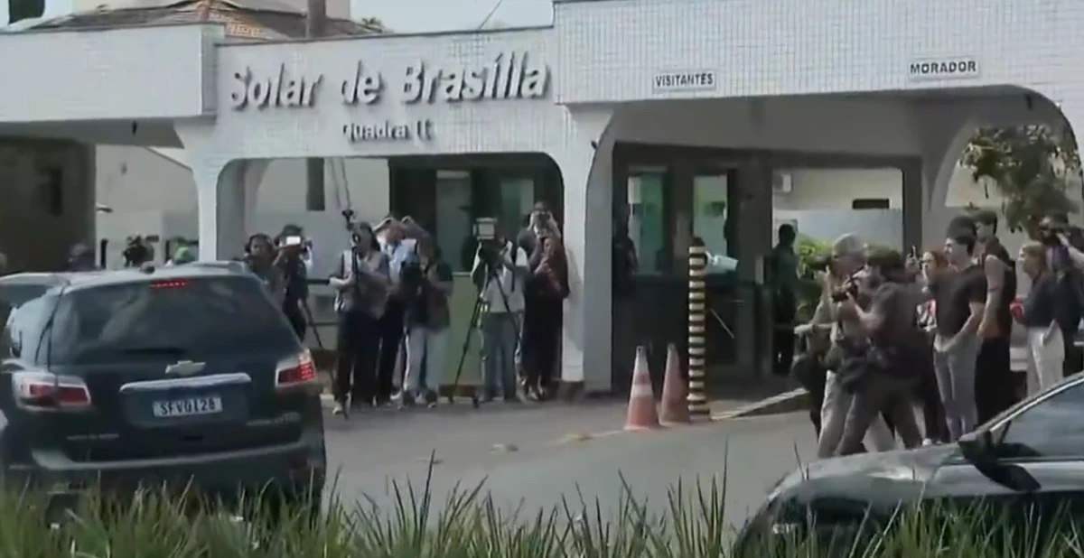 Liberado por Moraes, Flávio Bolsonaro visita o pai, Jair Bolsonaro, após três meses