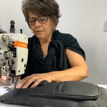 Baiana que chegou a São Paulo aos 13 anos transforma máquina de costura de R$ 800 em empresa milionária