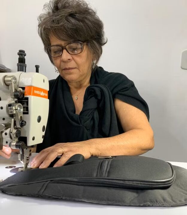 Baiana que chegou a São Paulo aos 13 anos transforma máquina de costura de R$ 800 em empresa milionária