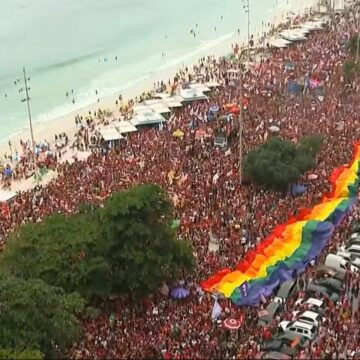 Apoiadores de Lula ocupam Copacabana e fazem ato na Lapa, no Rio de Janeiro