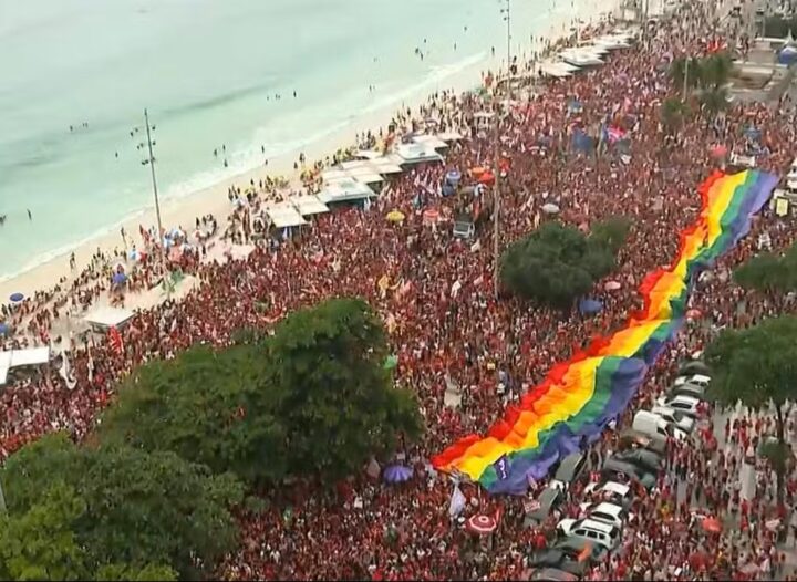Apoiadores de Lula ocupam Copacabana e fazem ato na Lapa, no Rio de Janeiro