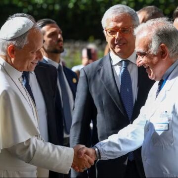 Cirurgia do papa Leão XIV, nesta terça-feira (13) preocupa chanceler do Vaticano; entenda diagnóstico