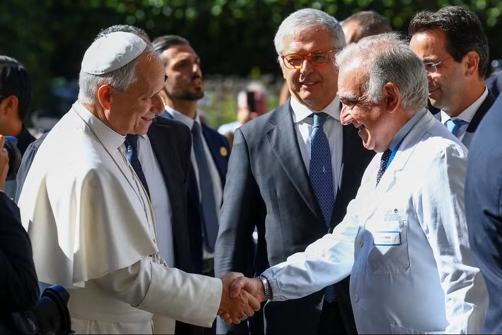 Cirurgia do papa Leão XIV, nesta terça-feira (13) preocupa chanceler do Vaticano; entenda diagnóstico