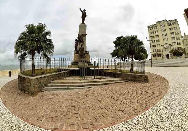 Monumentos de Castro Alves e Zumbi dos Palmares serão restaurados por jovens em Salvador