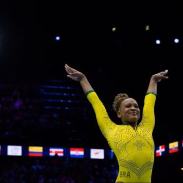 Brasil garante finais no Mundial de Ginástica Artística, com Rebeca Andrade em 1º no salto