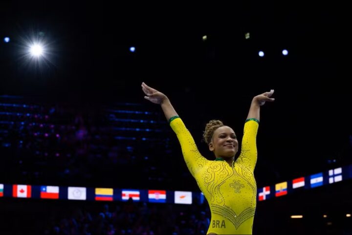 Brasil garante finais no Mundial de Ginástica Artística, com Rebeca Andrade em 1º no salto