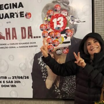 Regina Duarte ironiza cartaz com adesivos do PT e faz número do PL com as mãos