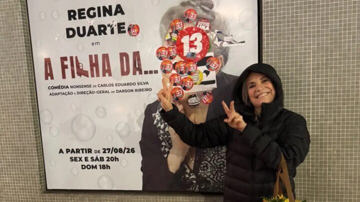 Regina Duarte ironiza cartaz com adesivos do PT e faz número do PL com as mãos