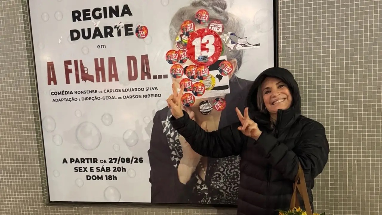 Regina Duarte ironiza cartaz com adesivos do PT e faz número do PL com as mãos