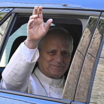 Papa Leão XIV passa por cirurgia no pulmão e Vaticano atualiza estado de saúde