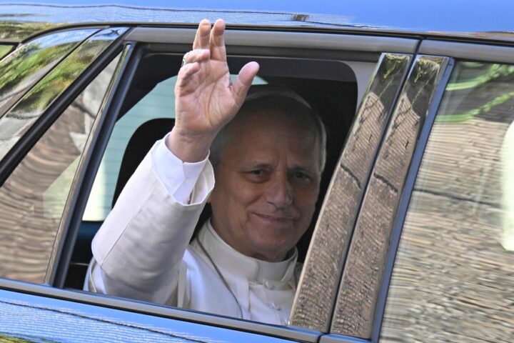 Papa Leão XIV passa por cirurgia no pulmão e Vaticano atualiza estado de saúde