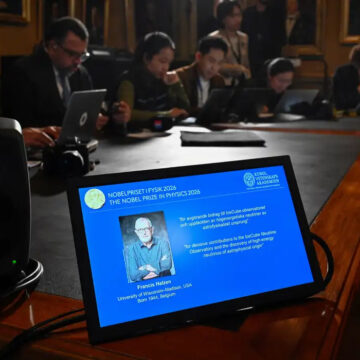 Aos 82 anos, cientista belga que descobriu menor partícula do universo recebe Nobel da Física