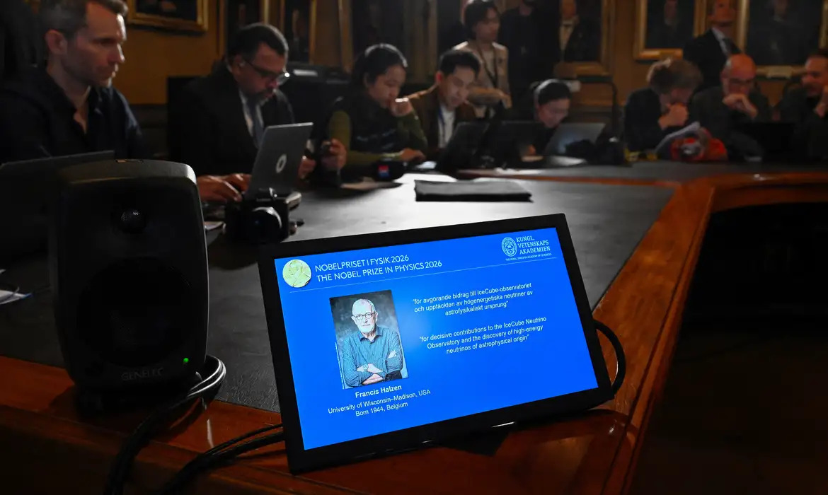 Aos 82 anos, cientista belga que descobriu menor partícula do universo recebe Nobel da Física