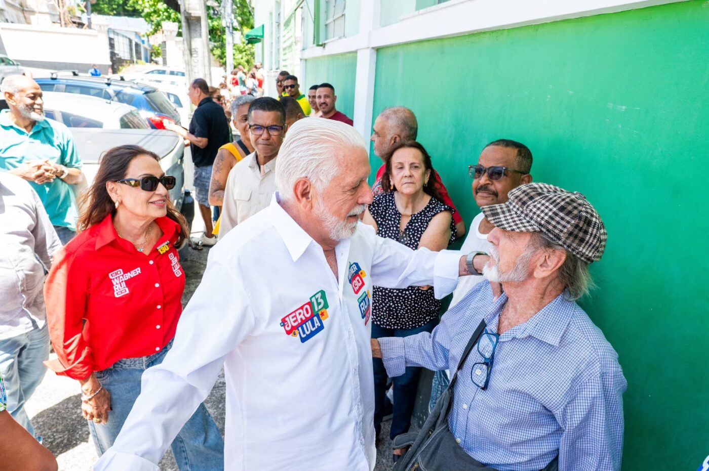 Jaques Wagner vota em Salvador e comenta cenário das eleições na Bahia