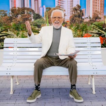 Aos 90 anos, Carlos Alberto de Nóbrega volta ao trabalho após cirurgia no coração e recebe carinho dos filhos