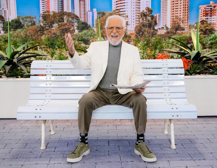 Aos 90 anos, Carlos Alberto de Nóbrega volta ao trabalho após cirurgia no coração e recebe carinho dos filhos