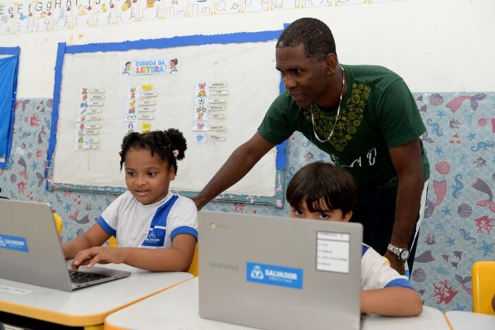 Dia do Professor: educadores de Salvador transformam a paixão pela literatura em aprendizado