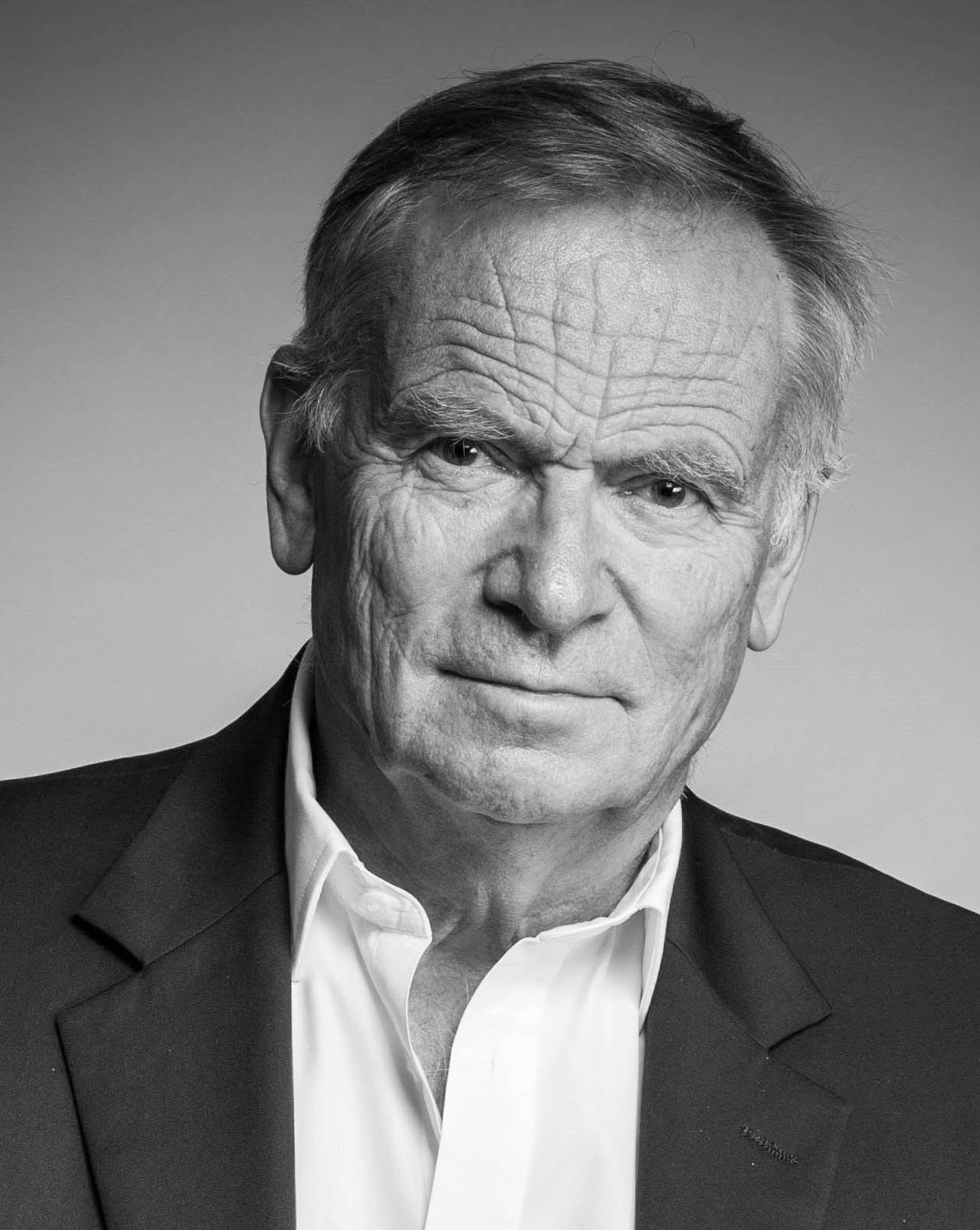 Morre aos 86 anos Jeffrey Archer, escritor e político britânico