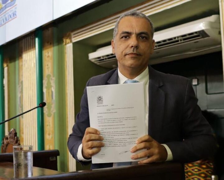 Flávio Bolsonaro vai receber título de cidadão soteropolitano neste sábado (17)