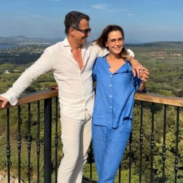 Aos 52 anos, Guilhermina Guinle posa com marido em viagem romântica pela França
