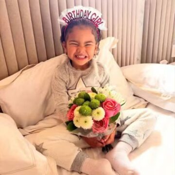 Mavie completa 3 anos e ganha manhã de comemoração com flores e ‘coroa’ em casa