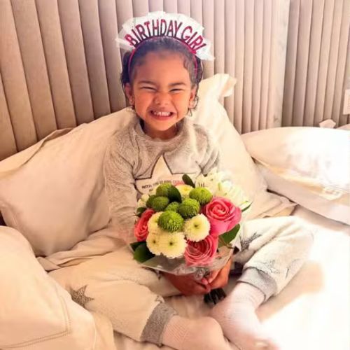 Mavie completa 3 anos e ganha manhã de comemoração com flores e ‘coroa’ em casa