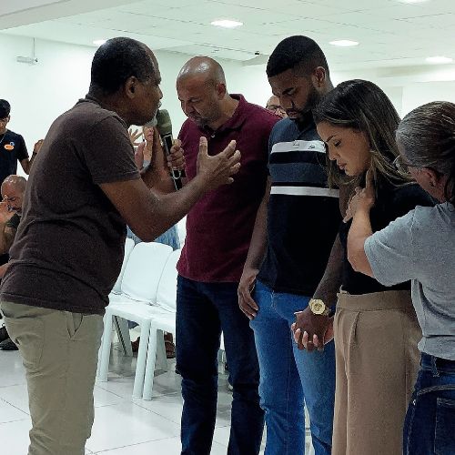Davi Brito anuncia conversão ao cristianismo com a esposa após polêmicas envolvendo bets