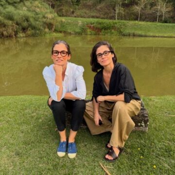 Renata Vasconcellos compartilha foto rara com irmã gêmea, Lanza Mazza; conheça a estilista