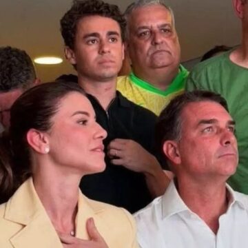 Vídeo de Flávio Bolsonaro ao descobrir vitória de Lula viraliza e vira meme: ‘Ficou só no cheirinho’