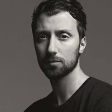 Saint Laurent confirma saída de Anthony Vaccarello após dez anos