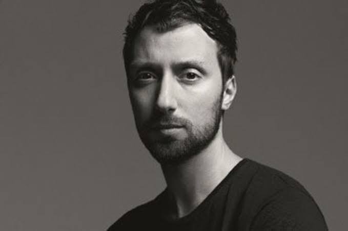 Saint Laurent confirma saída de Anthony Vaccarello após dez anos