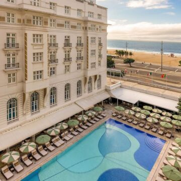 Copacabana Palace reabre piscina icônica com visual inspirado no mar de Copacabana