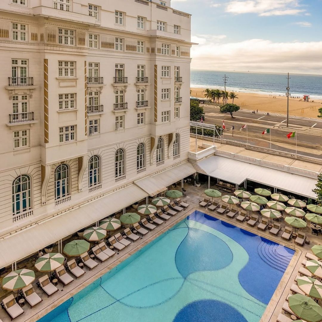 Copacabana Palace reabre piscina icônica com visual inspirado no mar de Copacabana