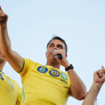 Flávio desiste de debate após TSE proibir que cadeiras vazias representando ausentes: ‘Censura’
