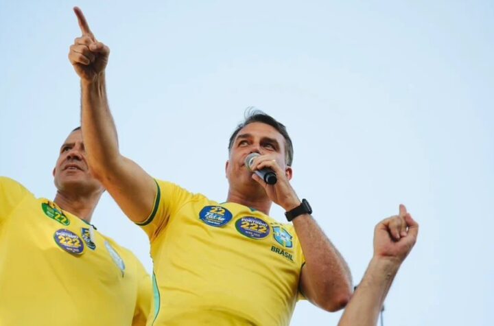 Flávio Bolsonaro desiste de debate após TSE proibir cadeiras vazias representando ausentes: ‘Censura’