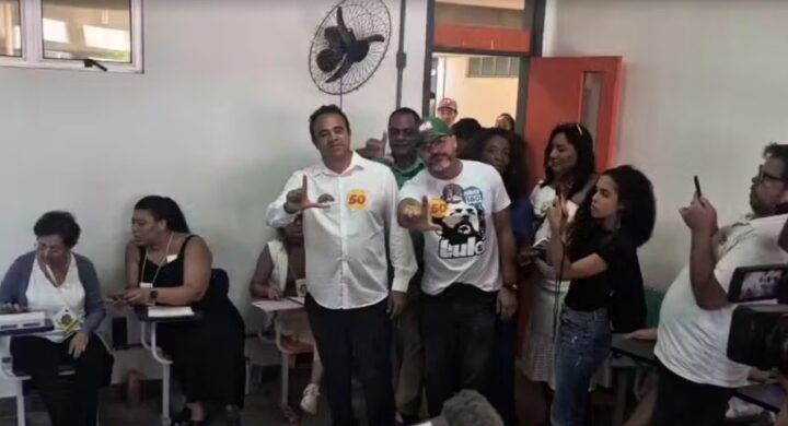 Candidato ao Governo Ronaldo Mansur vota em campus da UFBA e agradece solidariedade após acidente